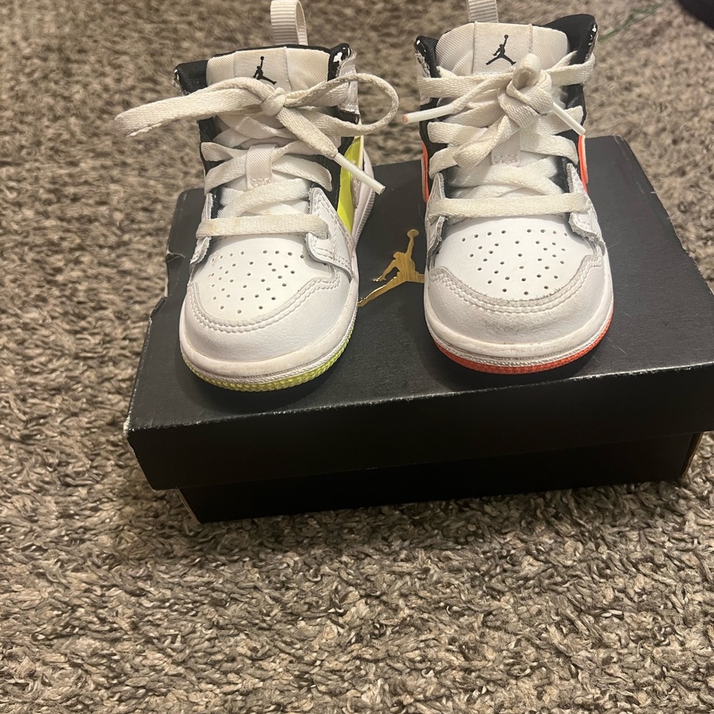 Used Jordan 1s - Picture 3 of 3